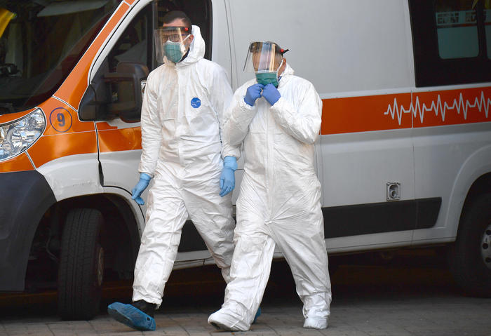 Operatori della Sanità con tute protettive anti Coronavirus a Genoa nell'ospedale Villa Scassi