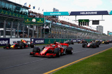 Un auto Ferrari ed altre vetture alla partenza nel Gran Premio d' Australia F1 a Melbourne, nel 2019.