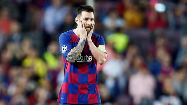 Il capitano del Barcellona Leo Messi si mette le mani in faccia dopo un tiro che non é andato a rete.