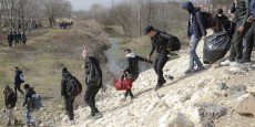 Migranti camminano vicino a Pazarakule al confine della Turchia con la Grecia.
