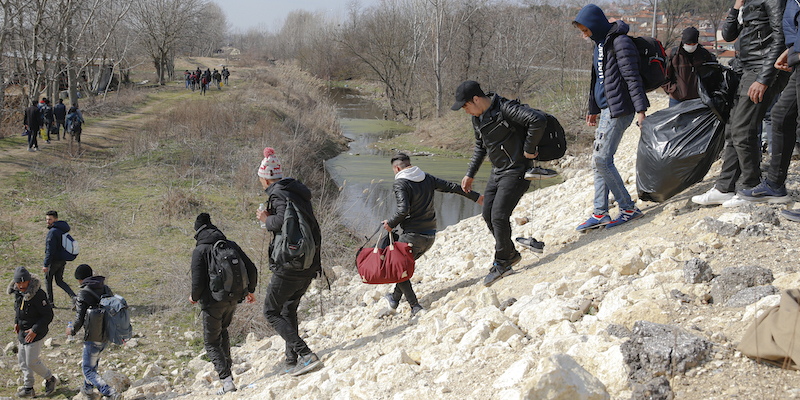 Migranti passano un fiume vicino a Pazardule in Edirne vicino alla frontiera turca con Grecia.