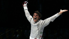 Aldo Montano esulta dopo aver vinto l'ultimo duello che gli regla la medgalia d'oro in sciabola nelle Olimpiadi di Atene