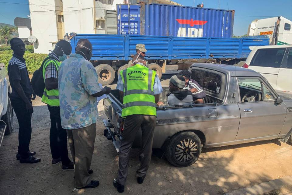 Agenti dell’Autorità dell’immigrazione trasportano migranti sopravissuti trovati dentro di un tir al confine nel Mozambico.