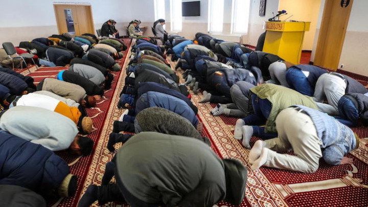 Musulmani in preghiera nella moschea Bait-ul-Wahid.