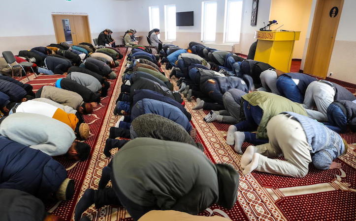 Musulmani in preghiera nella moschea Bait-ul-Wahid.