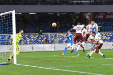 Kostas Manolas realizza il gol della vittoria del Napoli sul Torino al San Paolo.