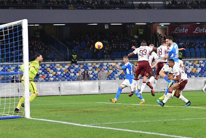Kostas Manolas realizza il gol della vittoria del Napoli sul Torino al San Paolo.