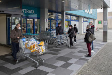 I cittadini vanno a fare la spesa nei supermercati mantenendo la distanza di sicurezza a Codogno