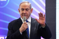 L' ex primo ministro d'Israele Benjamin Netanyahu parla in una conferenza nel kibbutz Kiryat Anavim, vicino Gerusalemme. (ANSA- EPA/ABIR SULTAN)