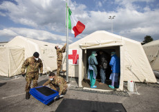 Ospedale da campo militare allestito a Bergamo.