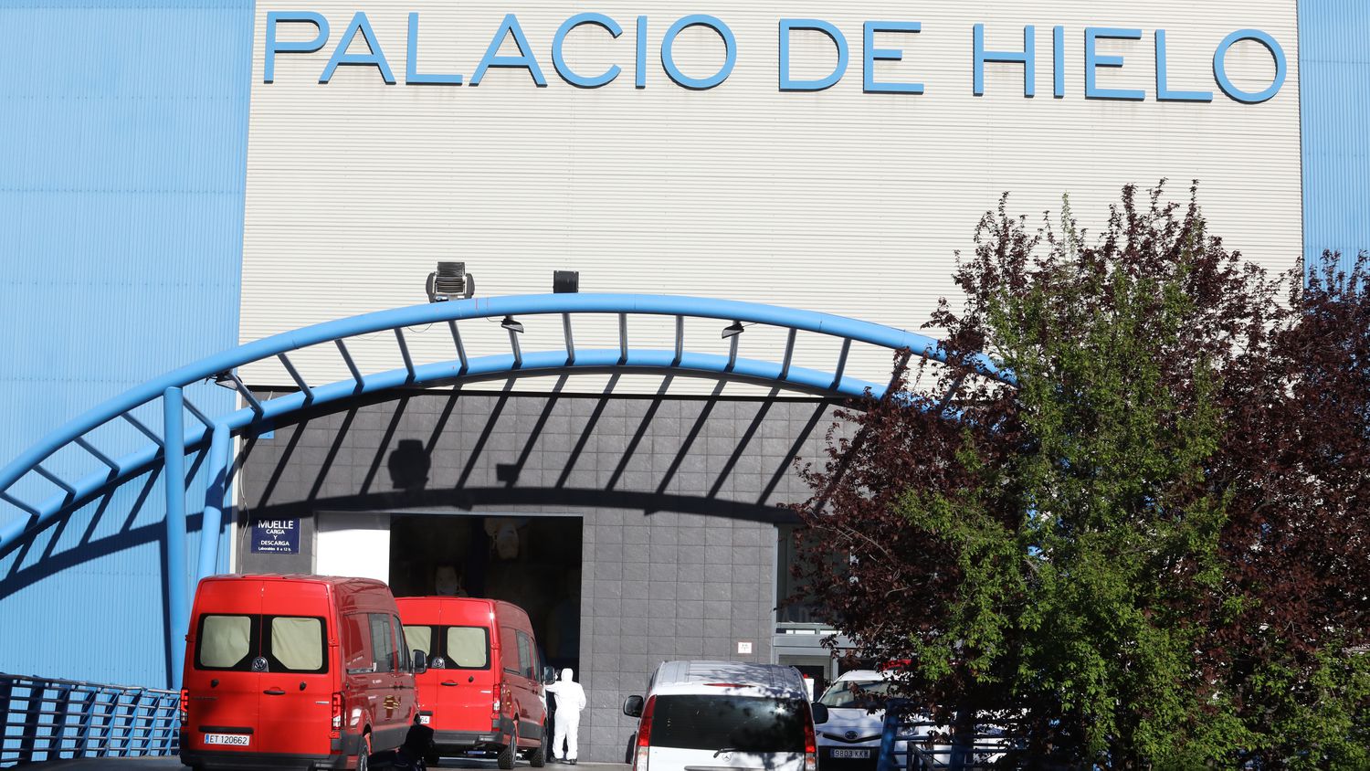 Le unitá militari d'emergenza (UMI) trasladano corpi al "Palacio de Hielo", una pista di pattinaggio e centro commerciale di Madrid. (