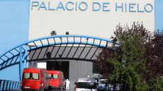 Unitá mobili della sanitá trasladano corpi al "Palacio de Hielo" di Madrid