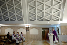Vaticano: Papa Francesco celebra la messa mattutina nella cappella di Santa Marta.