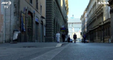 Papa Francesco passeggia per Via del Corso in una Roma deserta.