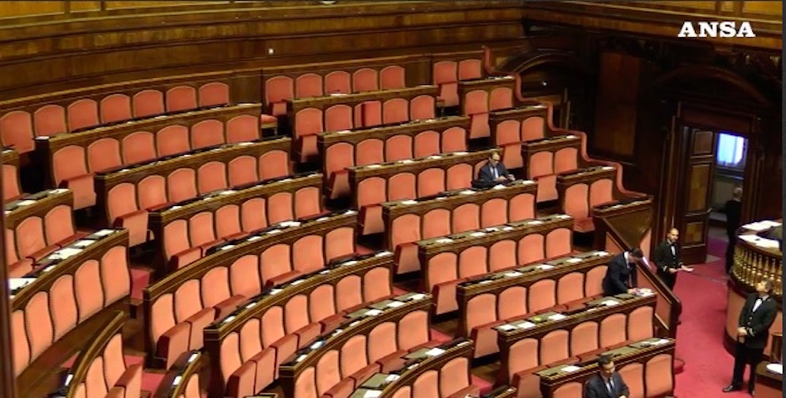 Coronavirus, Parlamento: banchi vuoti e senatori a distanza: il voto a scaglioni. (Frame video Ansa)