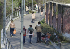 Emergenza Covid 19, cittadini e runner riempiono le sponde della ciclabile sul Naviglio Martesana, Milano