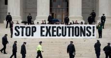 Manifestazione contro la pena di morte davanti alla Corte Suprema degli Stati Uniti a Washington.