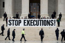 Manifestazione contro la pena di morte davanti alla Corte Suprema degli Stati Uniti a Washington.