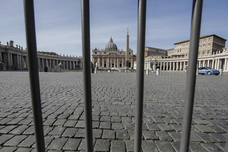 Effetto Coronavirus, Piazza San Pietro per la prima volta una domenica senza fedeli..