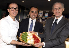 Il ministro degli Esteri Luigi di Maio(C) e l'ambasciatore francese Christian Masset (D) mostrano la "pizza dell'amicizia" in una pizzeria di Roma.