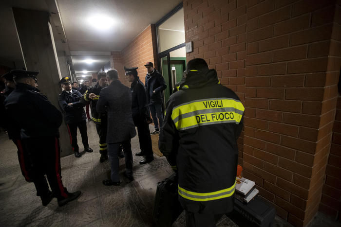 Forze dell'ordine durante l'intervento in seguito allo scoppio di una busta esplosiva in via Piagge, Roma
