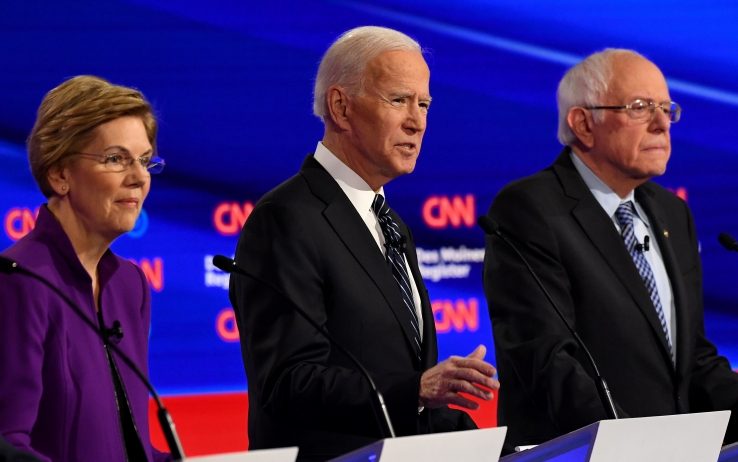 Da sinistra: Elizabeth Warren, Joe Biden e Bernie Sanders in un dibatitto tv delle primarie dem per la scelta del candidato presidenziale democratico. (ANS