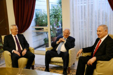 Da sinistra: Benny Gantz, il presidente Reuven Rivlin e Benjamin Netanyahu. in una riunione nel palazzo presidenziale.