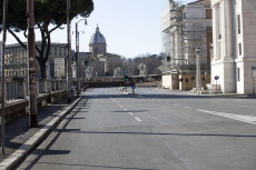 Roma: Piazza Adriana priva di traffico, causa la diffusione del coronavirus.