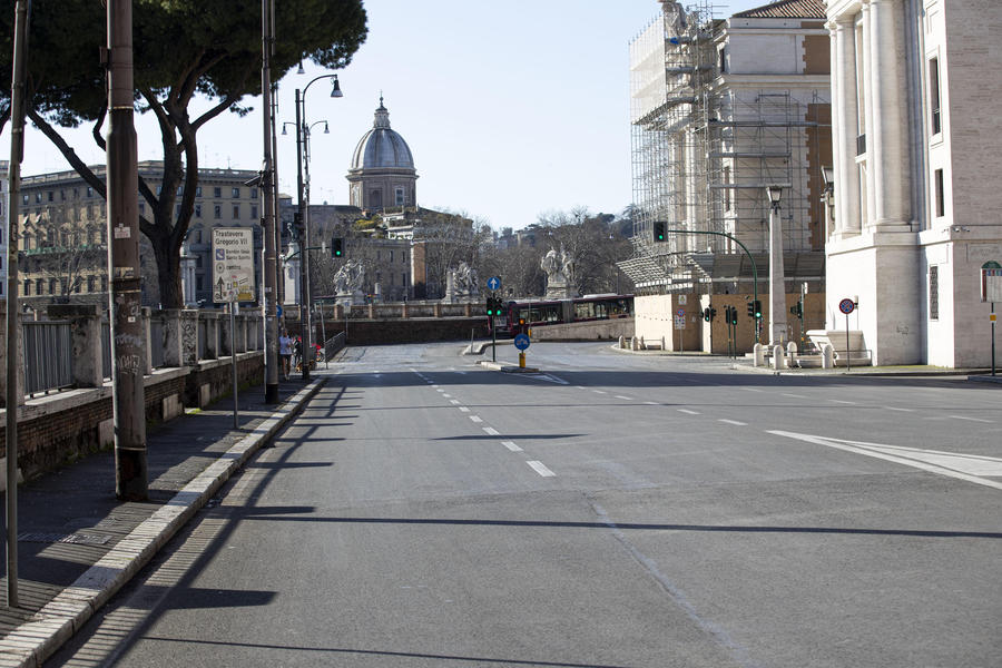 Roma: Piazza Adriana priva di traffico, causa la diffusione del coronavirus.