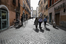 Turisti a spasso per le vie di Trastevere a Roma, nonostante il divieto Coronavirus.