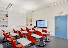Un aula della scuola italiana a londra (sial) deserta per il coronavirus.