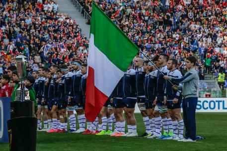 La squadra azzurra canta l'inno nazionale prima dell'incontro di Rugby Sei Nazioni contro la Scozia allo stadio Olimpico di Roma. Archivio.