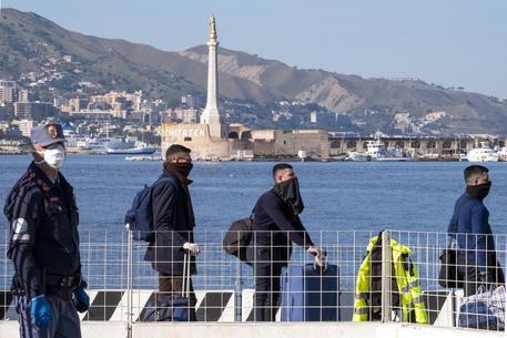 Passeggeri arrivati da Reggio Calabria a bordo degli aliscafi delle Ferrovie dello Stato in attesa di controlli da parte delle Forze dell'Ordine e del personale sanitario, Messina