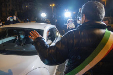 Il sindaco di Messina, Cateno De Luca, presente ai controlli di sbarco auto-passeggeri provenienti dal continente a Messina,