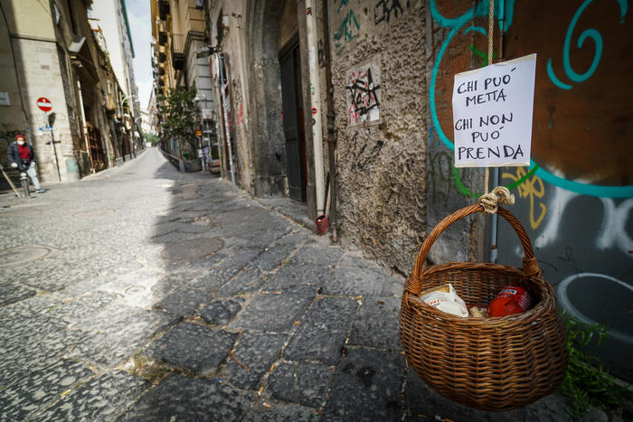 Paniere solidale a Napoli: Chi può mette, chi non può prende.