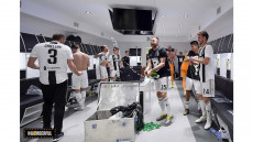 I giocatori della Juventus fanno festa nello spogliatoio dopo aver conquistato lo scudetto 2019.