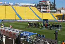 I giocatori del Parma e la Spal schierati nel campo dell'Emilio Tardini con gli spalti vuoti per l'emergenza coronavirus.