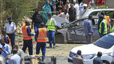 Due auto del convoglio del premier sudanese Abdalla Hamdok rimaste danneggiate dall'esplosione.