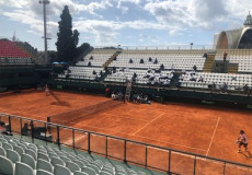Il campo di terra battuta del Tennis Club Cagliari vuoto.