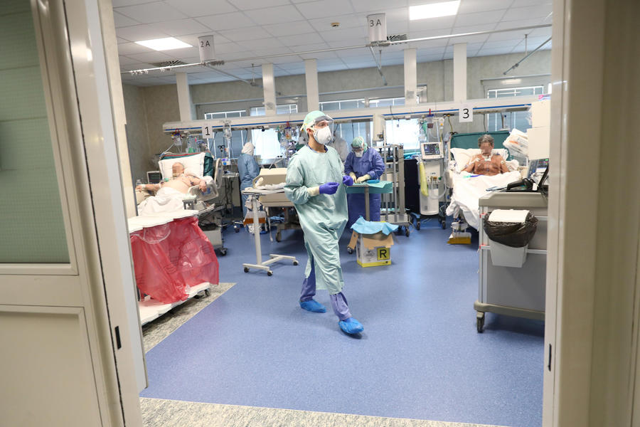 Personale sanitario nel reparto di terapia intensiva nell'ospedale di Brescia.
