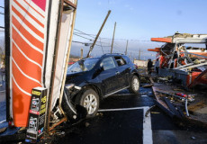 Un auto finito a ridosso di un impianto per vendita di prodotti sfusi in mezzo alle macerie di uno stabilimento di lubrificanti a Nashville. (ANSA