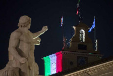 Il Torrino del Palazzo del Quirinale illuminato con il tricolore