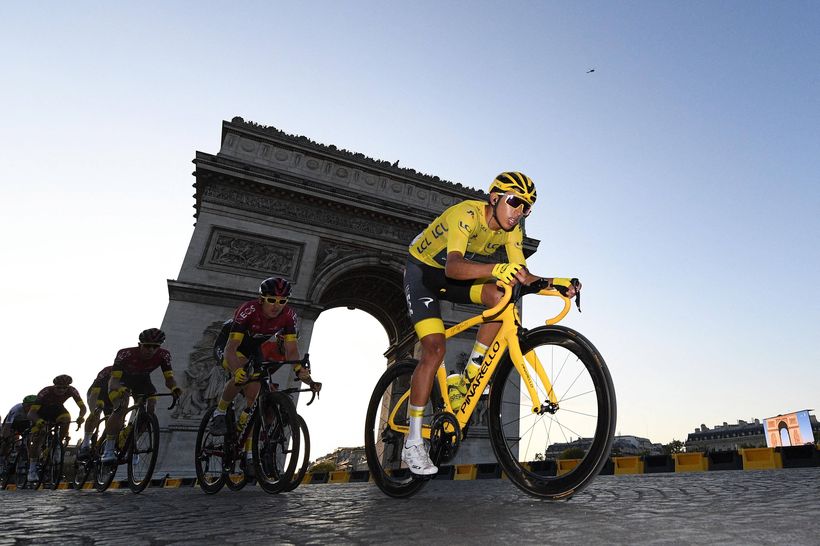 Egan Bernal passa davanti all'Arco di Trionfo nei Champs Elysees prima di vincere il Tour de France 2019. ( PRESSE SPORT FAUGERE FRANCK)