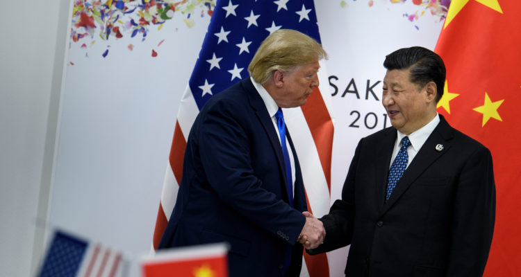 Il presidente degli Stati Unmiti, Donald Trump (S) stringe le mani al suo omologo di Cina Xi Jinping (D) durante un incontro nel marco del G20 Summit in Osaka, Giappone, il 29 luglio, 2019.