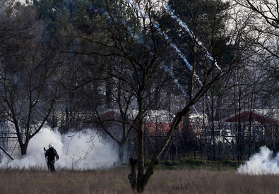 Bombe lacrimogene al confine con la Turchia, in Kastanies, Evros. Grecia.