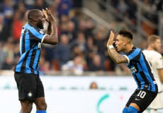 Romelu Lukaku e Lautaro Martinez dell'Inter esultano dopo una rete.