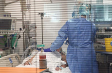 Un medico vicino a paziente nell'Unità di Terapia Intensiva dell'ospedale di Brescia.