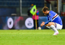 Manolo Gabbiadini della Sampdoria, uno dei giocatori colpiti dal coronavirus, accovacciato nel campo.