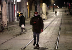 Un giovane con la mascherina ai Navigli, Milano.