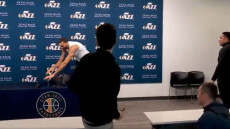 Il giocatore di pallacanestro degli Utah Jazz, Rudy Gobert, tocca i microfoni dei giornalisti in una conferenza stampa, prendendosi beffa delle avvertenze sul coronavirus.
